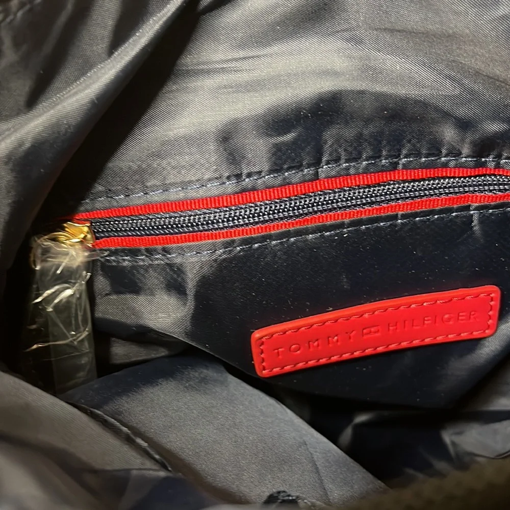 Tommy Hilfiger black crossbody with gold detail. Pouch card holder included - Picture 11 of 12